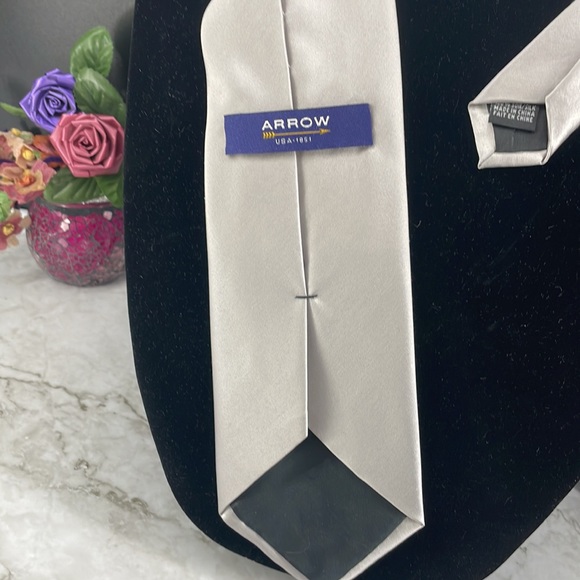 Silver, Arrow Necktie 100% Silk - Picture 5 of 5